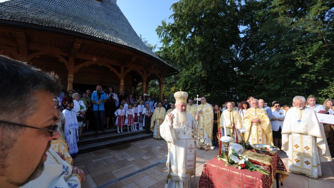   Zur Weihe der neuen Holzkirche von Pfarrer Simion Felecan (rechts) kam hoher Besuch an die Fasaneriestraße. (Foto: Stephan Rumpf) 